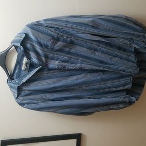 Tommy Bahama Mens long sleeve casual button up shirt, 100% silk.  Mens large